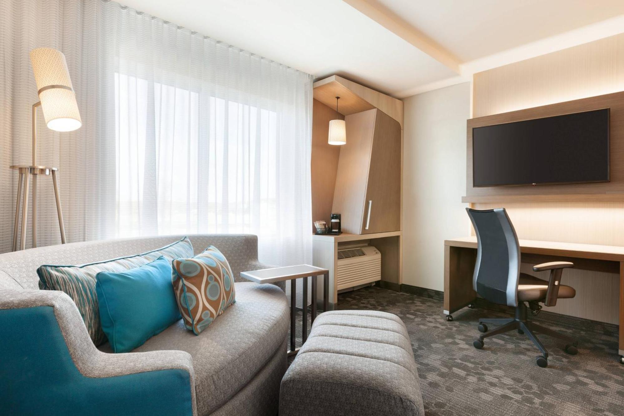 Courtyard By Marriott Boston Dedham/Westwood Hotel Exterior photo